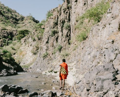 Een Maasai gids leidt u door de kloof naar de spectaculaire Ngare Sero watervallen.