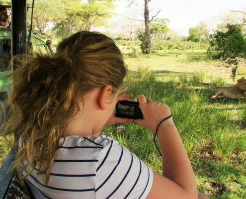 Net als dit jonge meisje krijgt u de kans om verschillende dieren te fotograferen tijdens uw 4 dagen Budget Safari in Tanzania