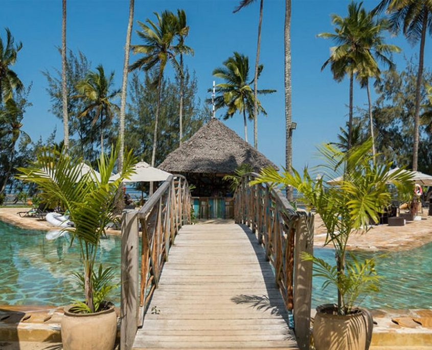 Een bruggetje over het zwembad in het Zanzibar Bay Resort