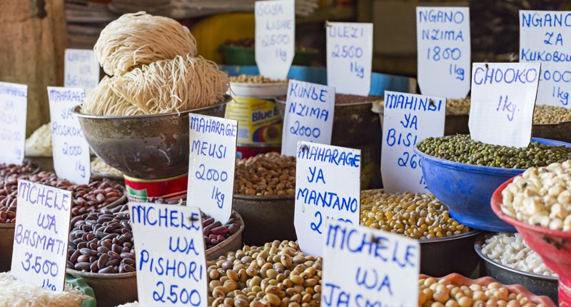Lokale producten verkocht in een winkel in Zanzibar
