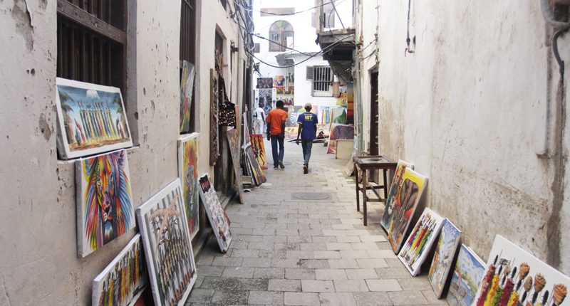 Tijdens uw Zanzibar Stone Town Tour kunt u schilderijen kopen in kleine winkeltjes en lokale kunstenaars steunen.